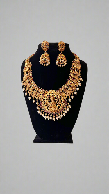 White Pearl Temple Jewellery Haar with Earrings Lakshmi