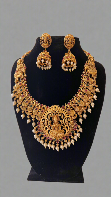 White Pearl Temple Jewellery Haar with Earrings Lakshmi