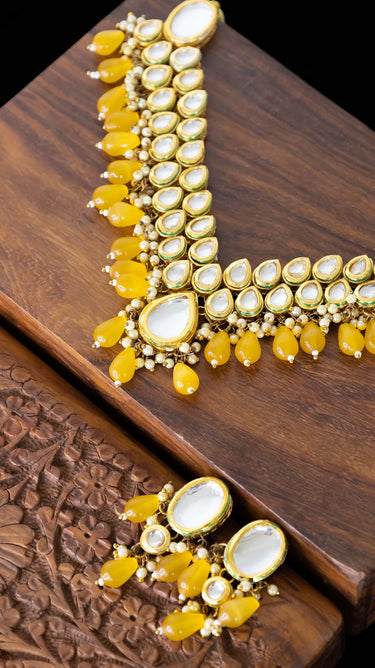 Bhavya Kundan Necklace in Yellow with Earrings